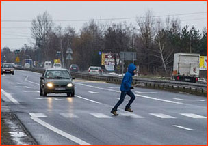 piesza przebiega przez jezdnię