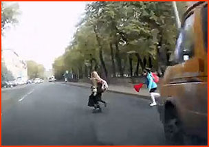 wkracza na jezdnię spoza pojazdu