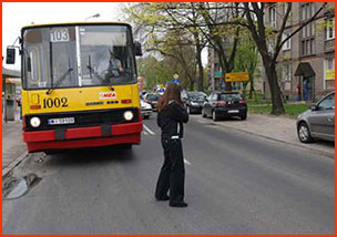 piesza przechodzi przez jezdnię