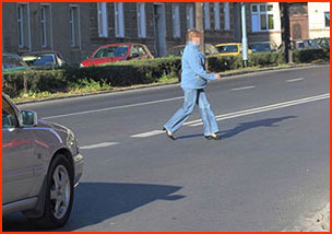 piesza przechodzi przez jezdnię