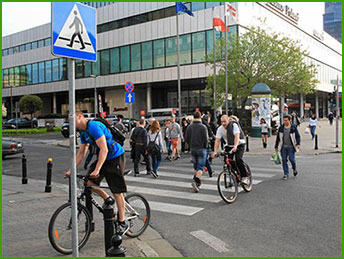 rowerzysta na przejściu dla pieszych