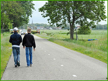 rowerzysta włącza się do ruchu