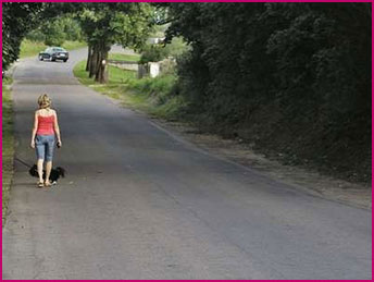 piesza idzie lewą stroną jezdni