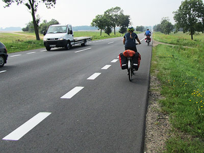 rowerzyści na poboczu