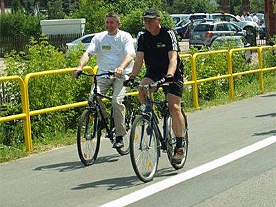 rowerzyści na poboczu