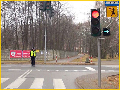 policjant stoi przodem