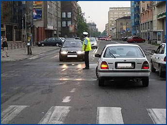 policjant stoi bokiem