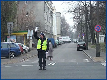 policjant kieruje ruchem