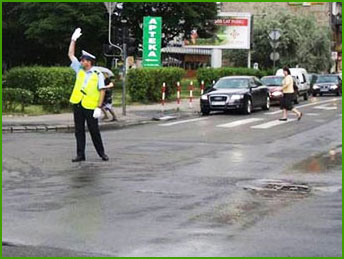 policjant stoi przodem