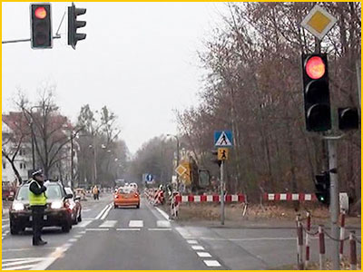 policjant stoi bokiem