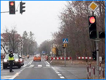 policjant kieruje ruchem