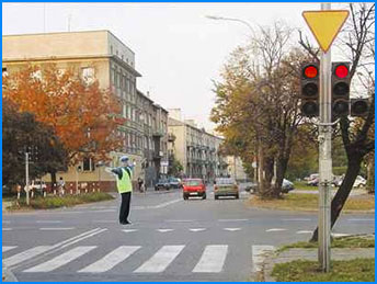 kierujący ruchem, światła i znaki