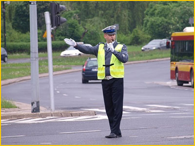policjant kieruje ruchem