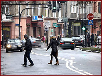 przechodzą przez jezdnię