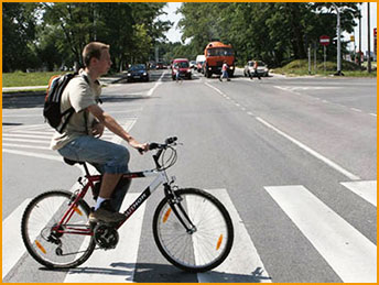 rowerzysta przejeżdża po pasach