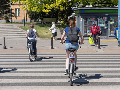 rowerzystka ze słuchawkami