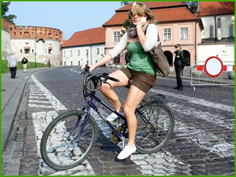 rozmawia przez komórkę