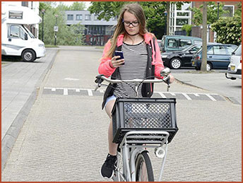 rowerzystka z komórką w ręku