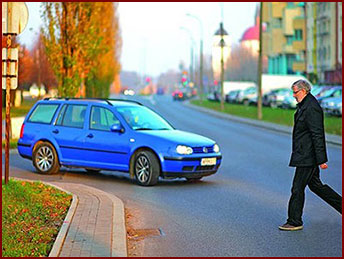 pieszy przechodzi przez jezdnię