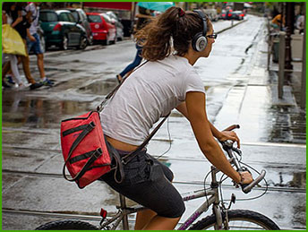 rowerzystka ze słuchawkami