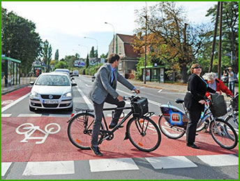 rowerzyści w śluzie