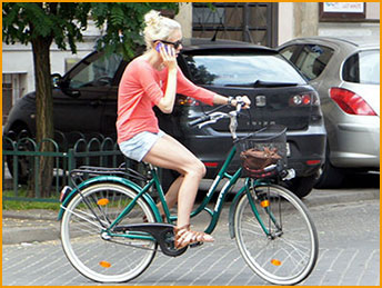 rowerzysta na skrzyżowaniu