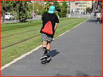 jedzie na doskorolce