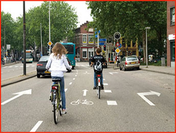 rowerzyści na pasie dla rowerów