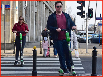 jedzie na hulajnodze po przejściu dla pieszych