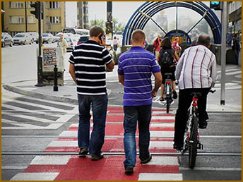 piesi na przejeździe