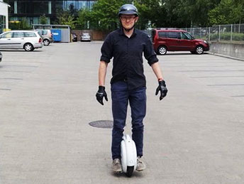 jedzie na jednokołowcu