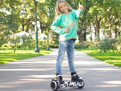 jedzie na deskorolce