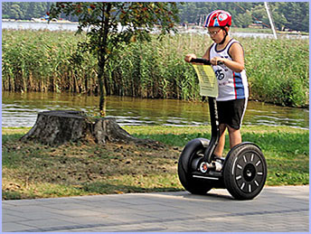 jedzie na segwayu