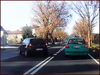 jedzie na hulajnodze