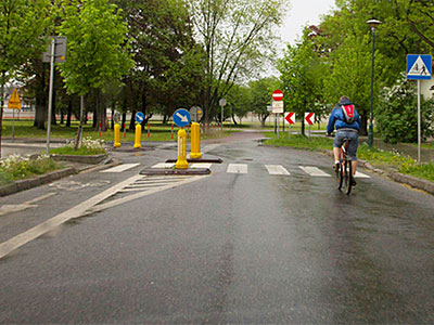 rowerzysta przed przejściem