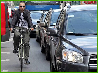 rowerzysta wyprzedza z prawej strony